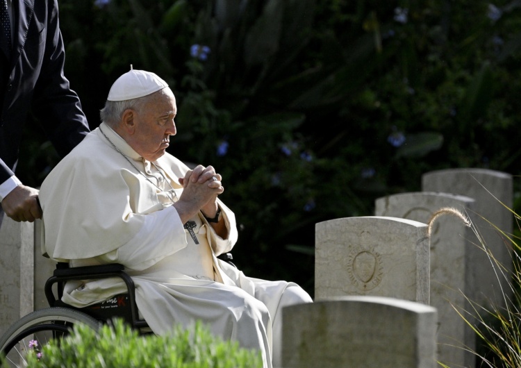 Papież Franciszek Papież na cmentarzu wojennym: Na wojnie nie ma całkowitego zwycięstwa, w tle jest porażka w postaci zapłaconej ceny