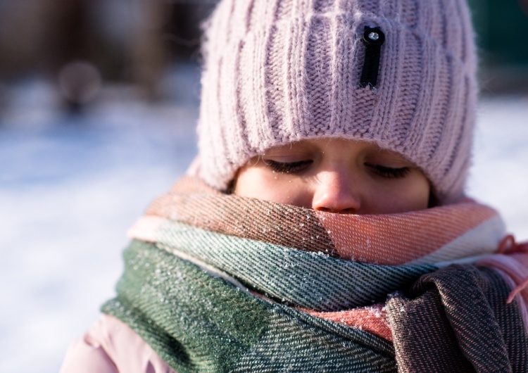 zdjęcie poglądowe Rusza akcja wsparcia dla dzieci marznących zimą z powodu braku ciepłych kurtek