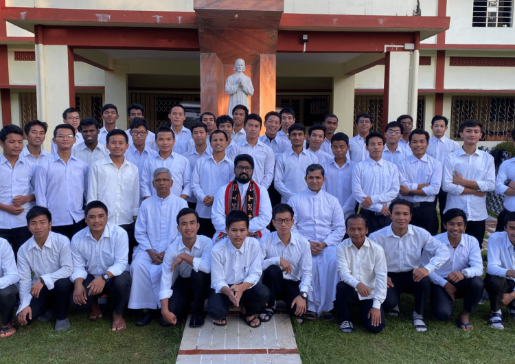 klerycy seminarium św. Jana Marii Vianneya w Chabua w Indiach Dziś rozpoczyna się akcja AdoMiS - Adoptuj Misyjnych Seminarzystów