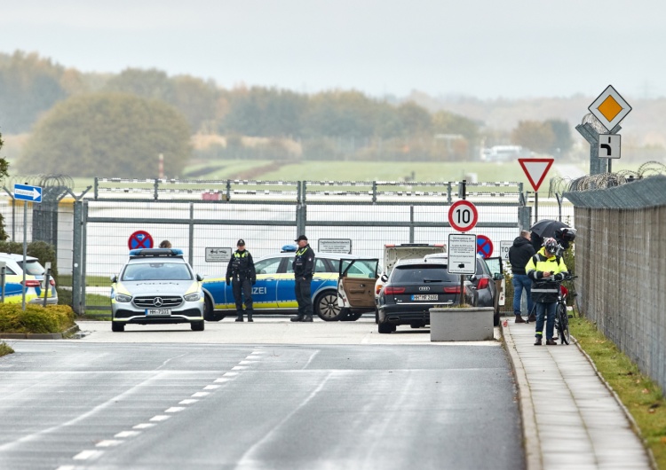  Niemcy: Uzbrojony mężczyzna staranował bramę lotniska. Przetrzymuje 4-latkę