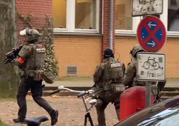 Policja przed szkołą w Hamburgu Hamburg: Uzbrojeni napastnicy weszli do szkoły 