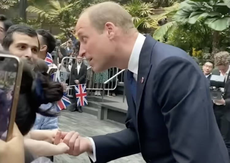 książę William Pałac Buckingham. Książę William ugryziony podczas spotkania z fanami [WIDEO]