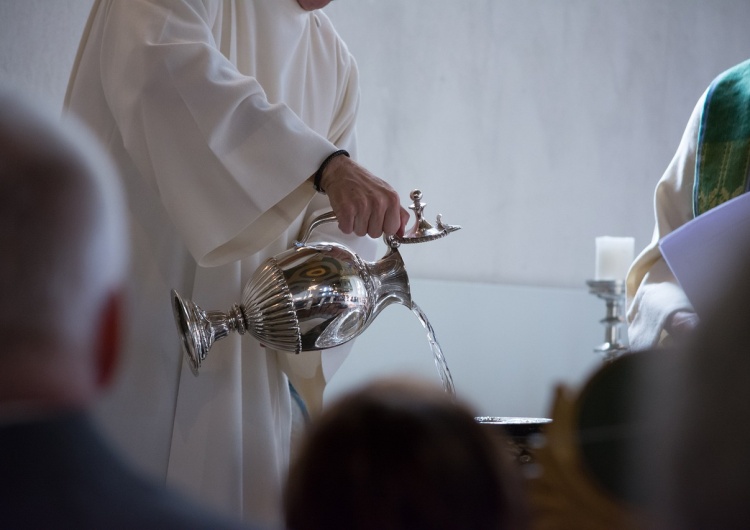 zdjęcie poglądowe Osoby transseksualne mogą przyjmować chrzest. Watykan odpowiada na szereg wątpliwości dot. osób LGBT