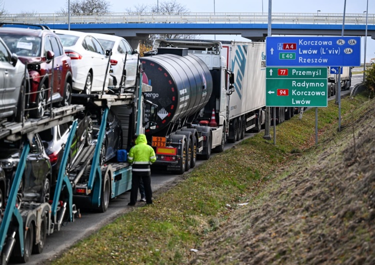 Kolejka ciężarówek o długości prawie 30 km w Radymnie Protest polskich przewoźników na granicy z Ukrainą: nie żyje kierowca