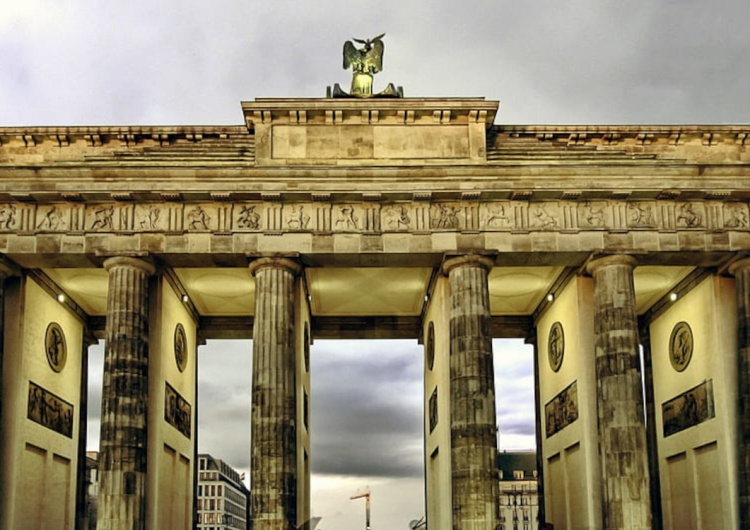 Brama Brandenburska, Berlin Ksenofobia w Niemczech: Niemcy ofiarami ksenofobii imigrantów