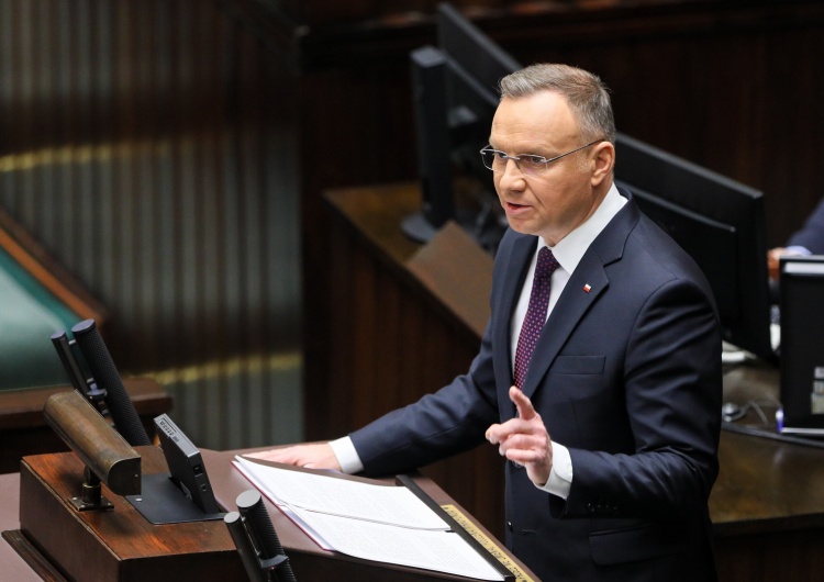 Andrzej Duda w Sejmie Prezydent Andrzej Duda mówi w Sejmie o obronie programów społecznych: znamienna reakcja sali [WIDEO]