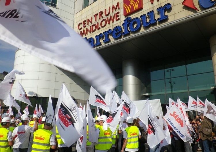 Piekieta przed sklepem Carrefour - zdjęcie poglądowe Solidarność z Carrefour Polska wezwała pracodawcę do rozmów