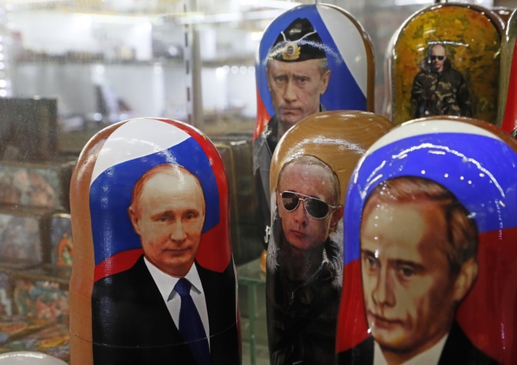 Matrioszki z Putinem w Moskwie Skandal w Niemczech: znany niemiecki dziennikarz opłacany przez oligarchę bliskiego Putinowi