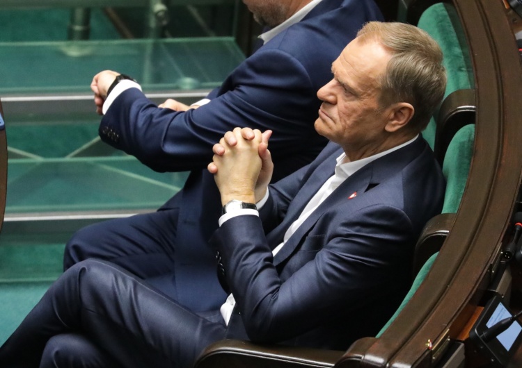 Donald Tusk Wpadka Tuska: kamera przyłapała go w niezręcznej sytuacji