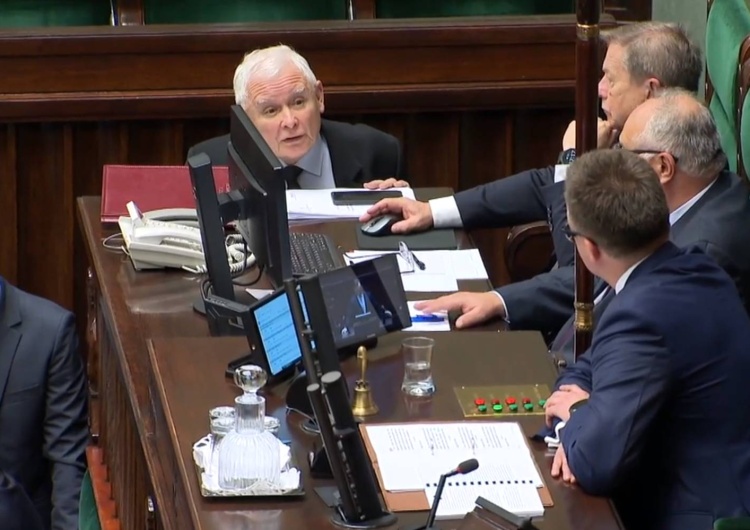 Jarosław Kaczyński i Szymon Hołownia Spięcie Szymona Hołowni z Jarosławem Kaczyńskim. Nieoficjalnie: To miał powiedzieć prezes PiS [WIDEO]