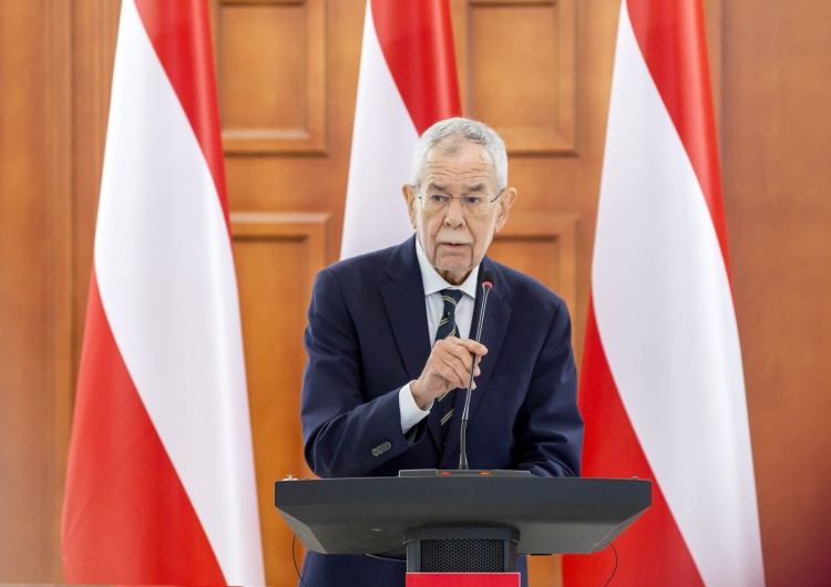 Alexander Van der Bellen - prezydent Austrii Niecodzienna sytuacja. Pies prezydent Mołdawii ugryzł przywódcę Austrii