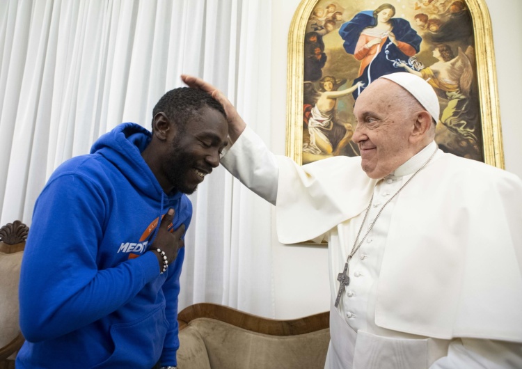 Papież Franciszek i Mbengue Nyimbilo Papież spotkał się z imigrantem z Kamerunu, który na pustyni stracił żonę i córkę
