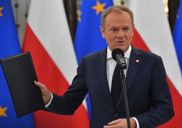 Donald Tusk Tusk zapowiada powołanie komisji śledczych i pokazuje „granatową teczkę”