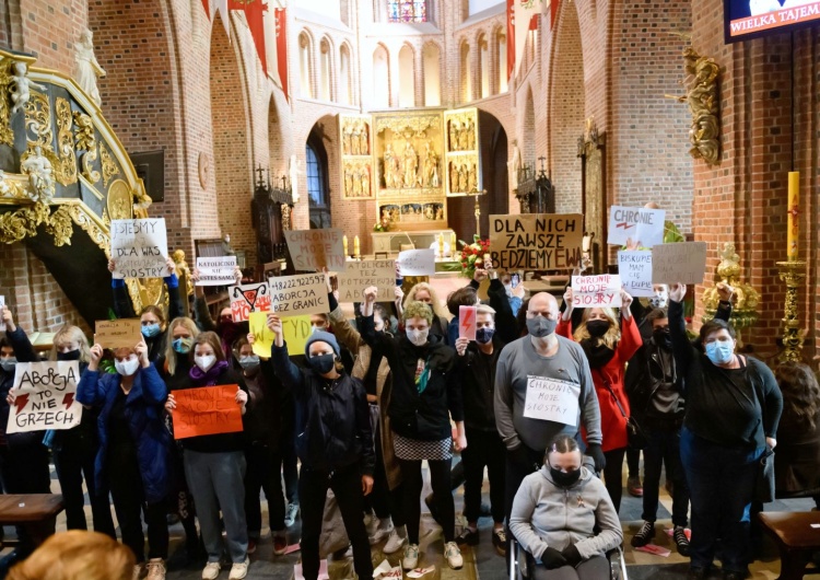 Przedstawiciele Strajku Kobiet podczas protestu przeciw zaostrzeniu prawa aborcyjnego w poznańskiej katedrze Sąd uchylił wyrok uniewinniający ponad 30 aktywistów, którzy złośliwie zakłócali mszę