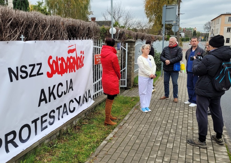 Akcja protestacyjna w Domu Pomocy Społecznej w Komorowicach Skradziono banery akcji protestacyjnej w Domu Pomocy Społecznej w Komorowicach
