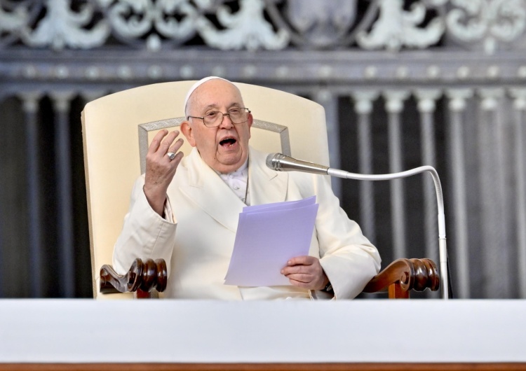 Papież Franciszek Papież: Bóg wybiera niektórych, żeby kochać wszystkich