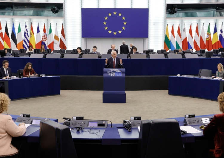 Głosowanie w PE ws. zmiany traktatów UE. Gorące komentarze
