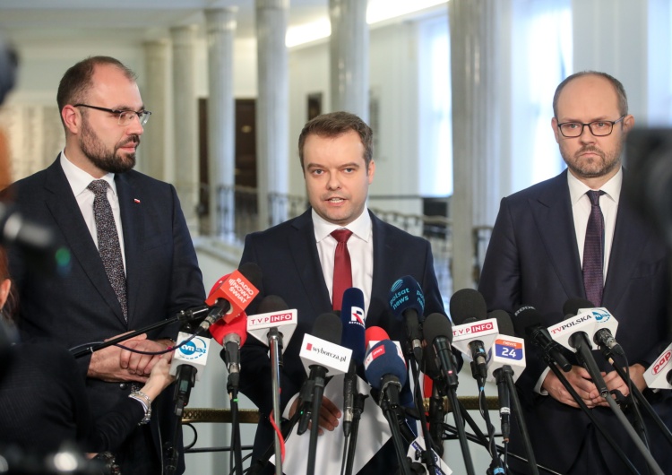 Rafał Bochenek (w środku) Rzecznik PiS mocno komentuje plany opozycji. „To zagrożenie demokracji”