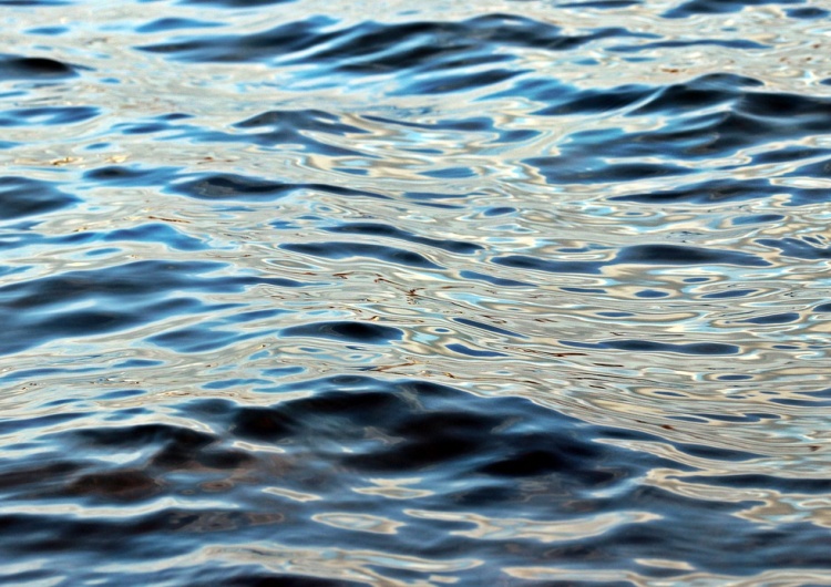 Woda / zdjęcie poglądowe Akcja ratunkowa nad jeziorem Bukowo. Są poszkodowani 