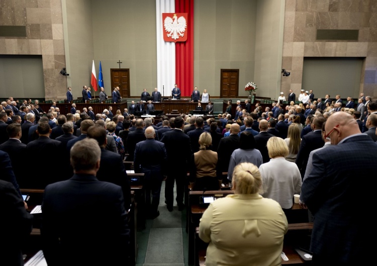 Minuta ciszy w Sejmie Sejm uczcił minutą ciszy pamięć ofiar wypadku w kopalni Sobieski w Jaworznie