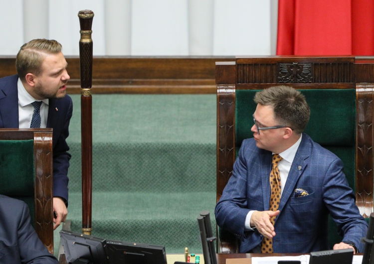 Jacek Ozdoba (Suwerenna Polska) i Szymon Hołownia (Polska 2050) Zbigniew Kuźmiuk: Hołownia blokuje ważne rządowe ustawy, żeby ukryć różnice programowe pomiędzy PO, PSL-em i Lewicą