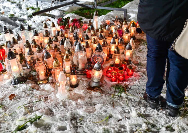 znicze w miejscu tragedii Śmierć 14-latki z Andrychowa. 