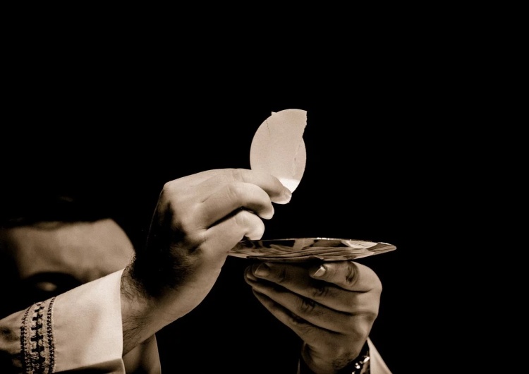 Eucharystia. Ksiądz Zwycięzca konkursu na najpiękniejszego Włocha postanowił zostać księdzem