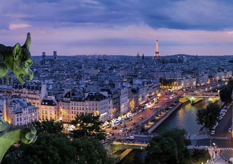 Paryż Atak nożownika w Paryżu