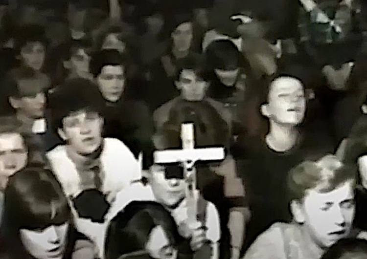 Strajk szkolny we Włoszczowie  39. lat temu kilkuset uczniów szkoły we Włoszczowie zaprotestowało przeciwko zdjęciu krzyży