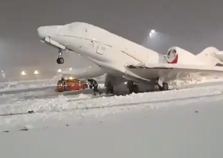 samolot Śnieżny paraliż na niemieckich lotniskach. Sieć obiegło zaskakujące nagranie [WIDEO]