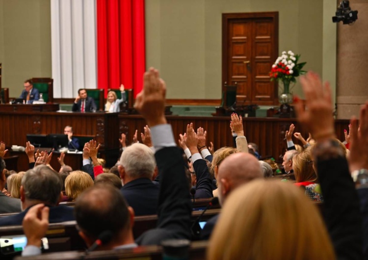 Obrady Sejmu RP [sondaż] Czym Sejm powinien zająć się w pierwszej kolejności? Polacy odpowiedzieli