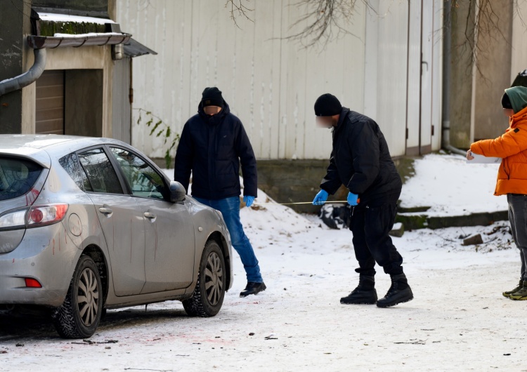 Policjanci pracują na miejscu napadu na ochroniarza na tyłach Kościoła pw. Wszystkich Świętych w Poznaniu Strzały w centrum Poznania! Trwa obława