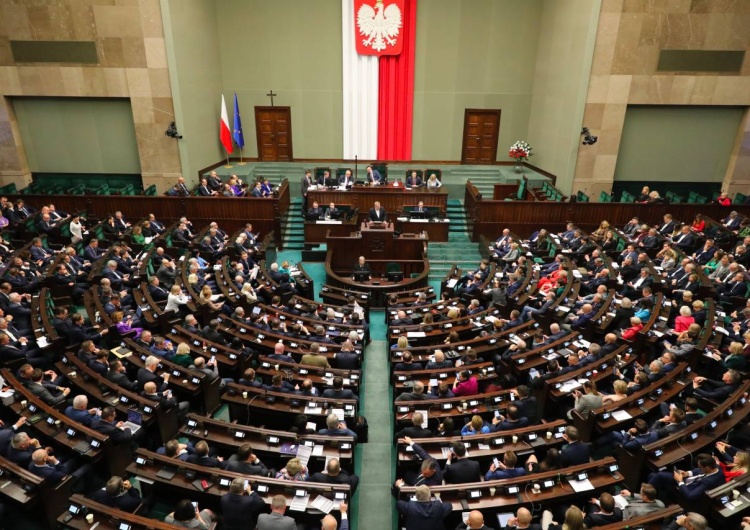 Obrady Sejmu RP Afera wiatrakowa. Posłowie KO wnieśli poprawkę do ustawy ws. mrożenia cen energii