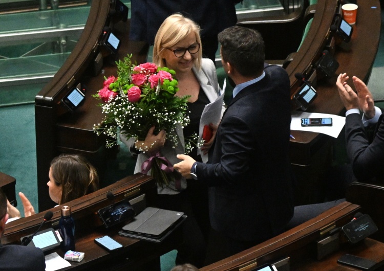 Paulina Hennig-Kloska dostaje kwiaty w Sejmie Afera wiatrakowa: kwiaty dla Pauliny Hennig-Kloski w Sejmie [WIDEO]