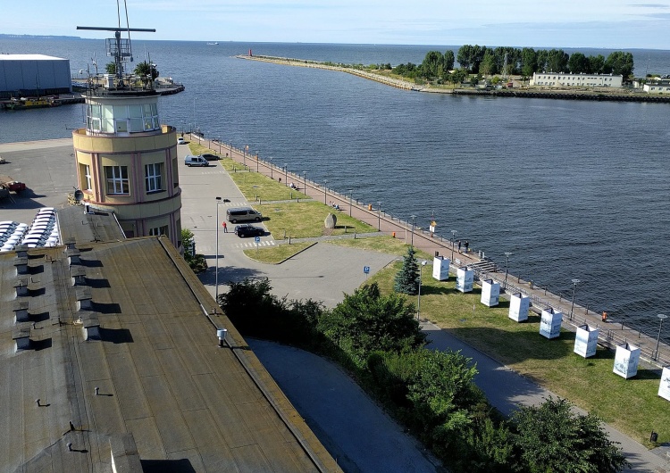 Widok z kapitanatu portu w kierunku ujścia Kanału Portowego do Zatoki Gdańskiej Gdański port piąty w Europie wg unijnych danych