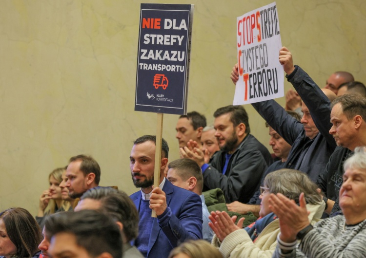 Protesty na sesji Rady Miasta Warszawy Warszawa: Mieszkańcy nie chcą strefy czystego transportu. Awantura na sesji Rady Miasta