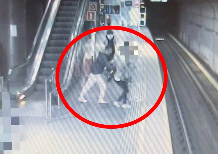 Nagranie monitoringu ze zdarzenia Próbował wepchnąć ludzi pod pociąg metra w Warszawie. Policja prosi o pomoc [WIDEO]