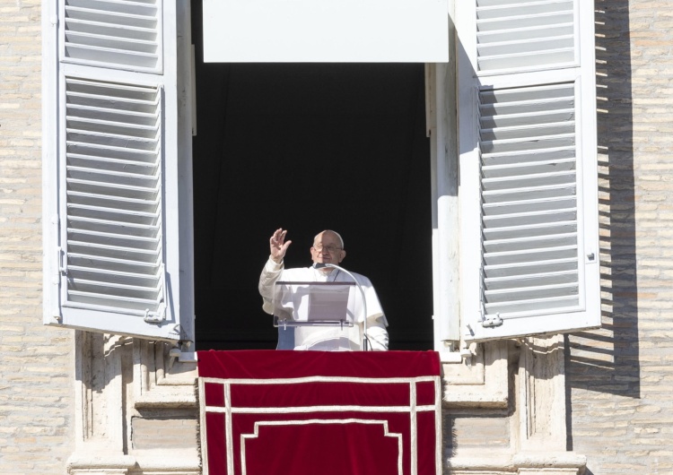 Papież Franciszek Papież: Doceńmy milczenie i słuchanie