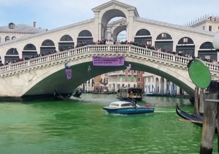 Protest aktywistów klimatycznych w Wenecji Klimatyści zafarbowali rzeki i kanały we Włoszech