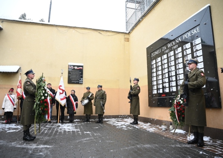 Mur pamięci „Zginęli za wolną Polskę 1981–1989” Przed nami główne uroczystości związane z 42. rocznicą wprowadzenia stanu wojennego