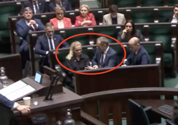Donald Tusk i Barbara Nowacka Dlaczego Tusk wyrwał coś z rąk Barbary Nowackiej? Dziwne nagranie krąży w sieci [WIDEO]