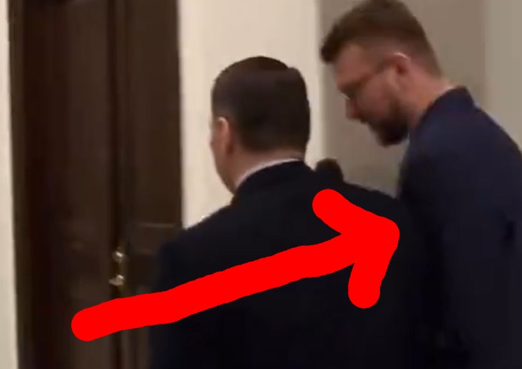 Radosław Sikorski popycha Miłosza Kłeczka Agresywne zachowanie Radosława Sikorskiego wobec dziennikarza TVP: „Co Pan wyprawia?!” [WIDEO]