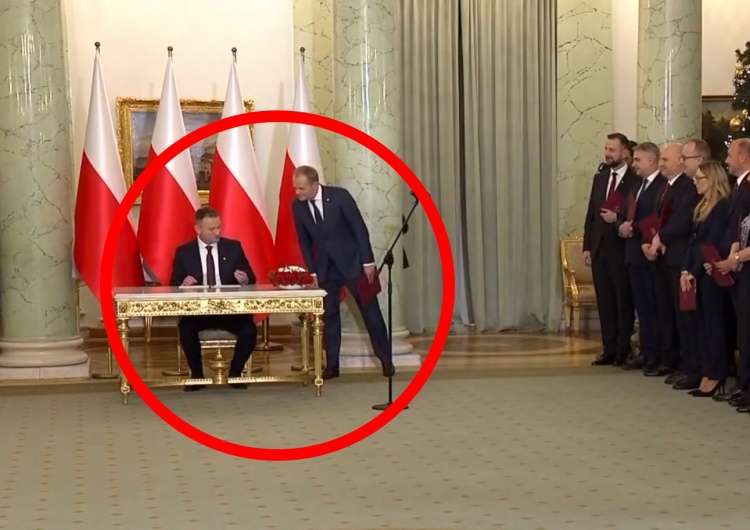 Zaprzysiężenie rządu Donalda Tuska Dziwna sytuacja podczas zaprzysiężenia rządu Donalda Tuska [WIDEO]