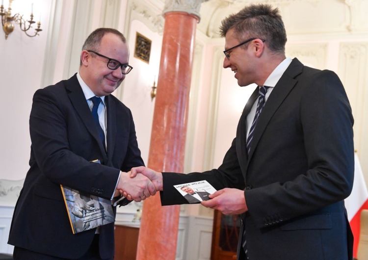 Marcin Warchoł wręczający prezenty Adamowi Bodnarowi Warchoł wręczył Bodnarowi zaskakujący prezent: „Szczycimy się wyjątkowymi artystami”