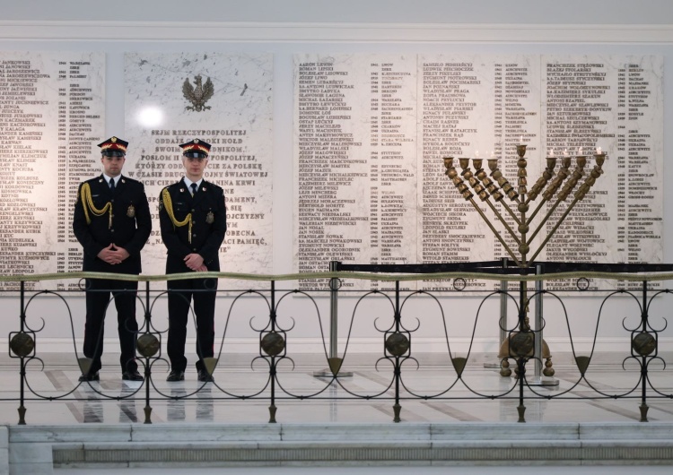 Warszawa, 12.12.2023. Menora, ponownie zapalona w holu głównym Sejmu w Warszawie z okazji żydowskiego święta Chanuka Były polityk partii Grzegorza Brauna: „O godz. 16:01 w Sejmie wybuchnie bomba”