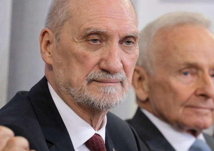 Przewodniczący Podkomisji Smoleńskiej Antoni Macierewicz Podkomisja smoleńska zlikwidowana