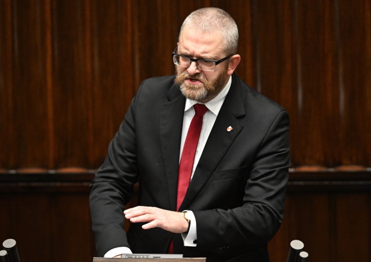 Grzegorz Braun Zniszczyli chanukowy świecznik i spalili flagę. Prezydent Wrocławia oskarża Grzegorza Brauna