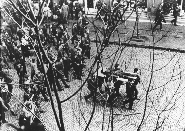 Grudzień 1970 w Gdyni: Ciało Zbyszka Godlewskiego niesione przez demonstrantów Grudzień 1970. Minęły 53 lata od krwawej pacyfikacji protestów na Wybrzeżu