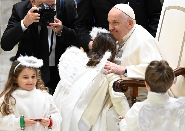 Papież Franciszek i dzieci grające w Jasełkach