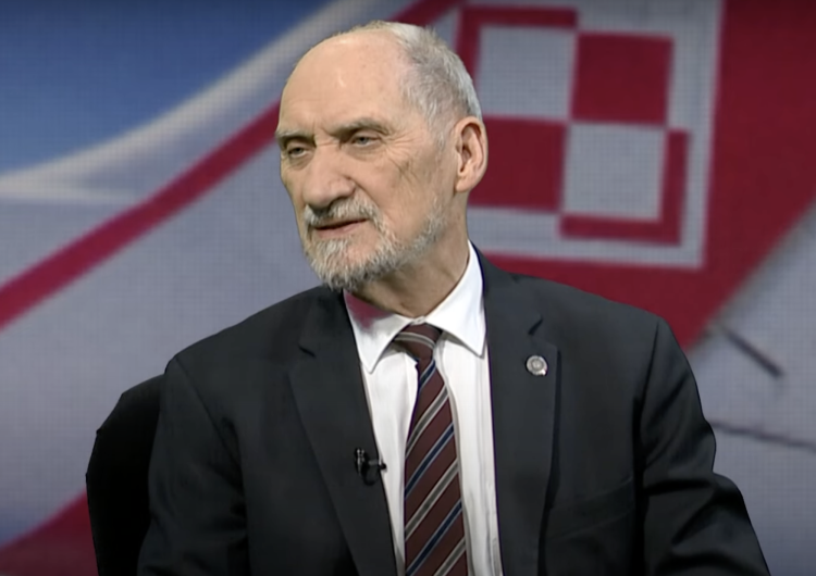 Antoni Macierewicz Podkomisja smoleńska nadal pracuje w budynku, w którym pracowała